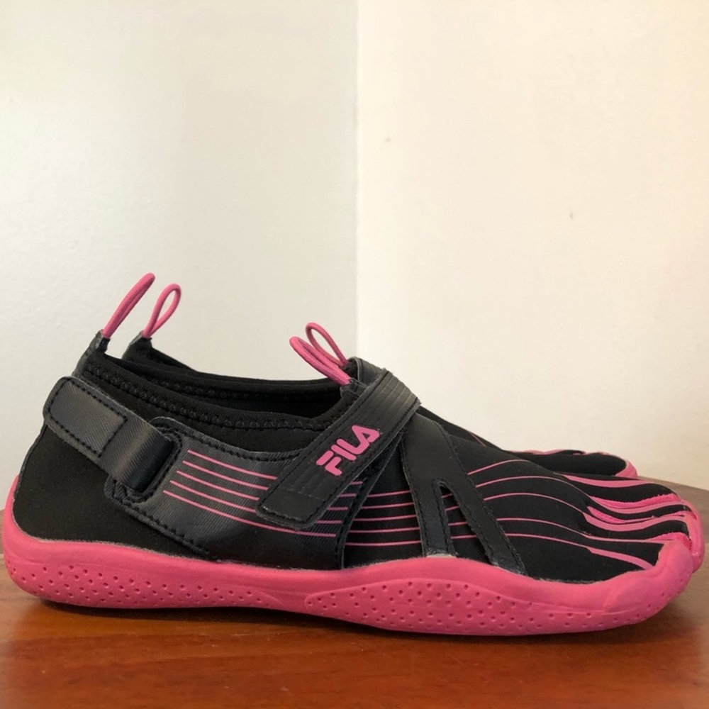 🌹Fila Pink Skeletoes Athletic Size 8 R2:60🌹